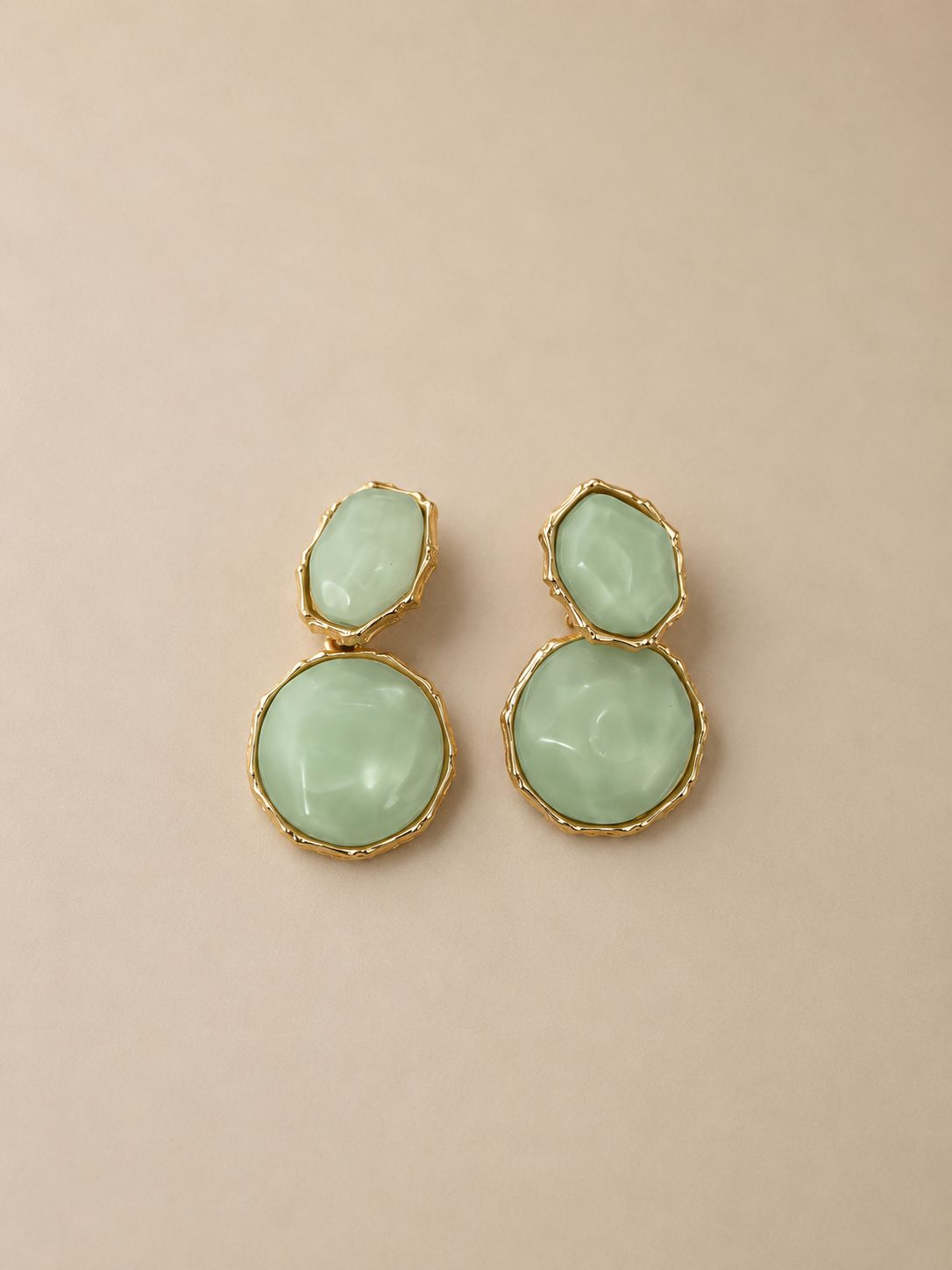 Aretes doble jade verde dorado delicados