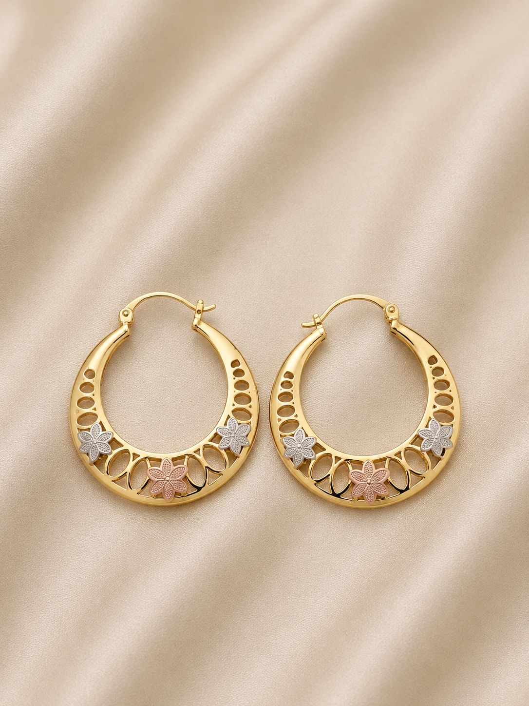 Aros calados con detalles florales dorados