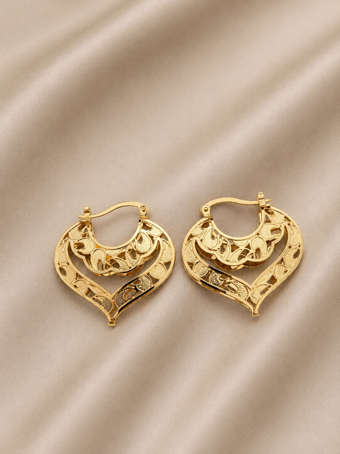 Aros coraz&oacute;n calado lujo dorado premium