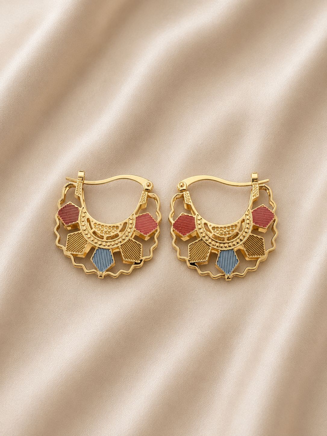 Aros Dorados con Detalles Art&iacute;sticos
