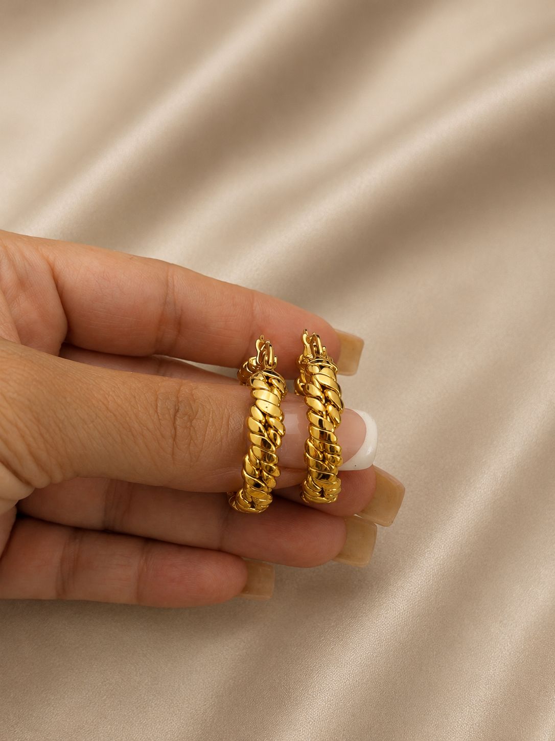 Aros Dorados Elegancia Trenzada