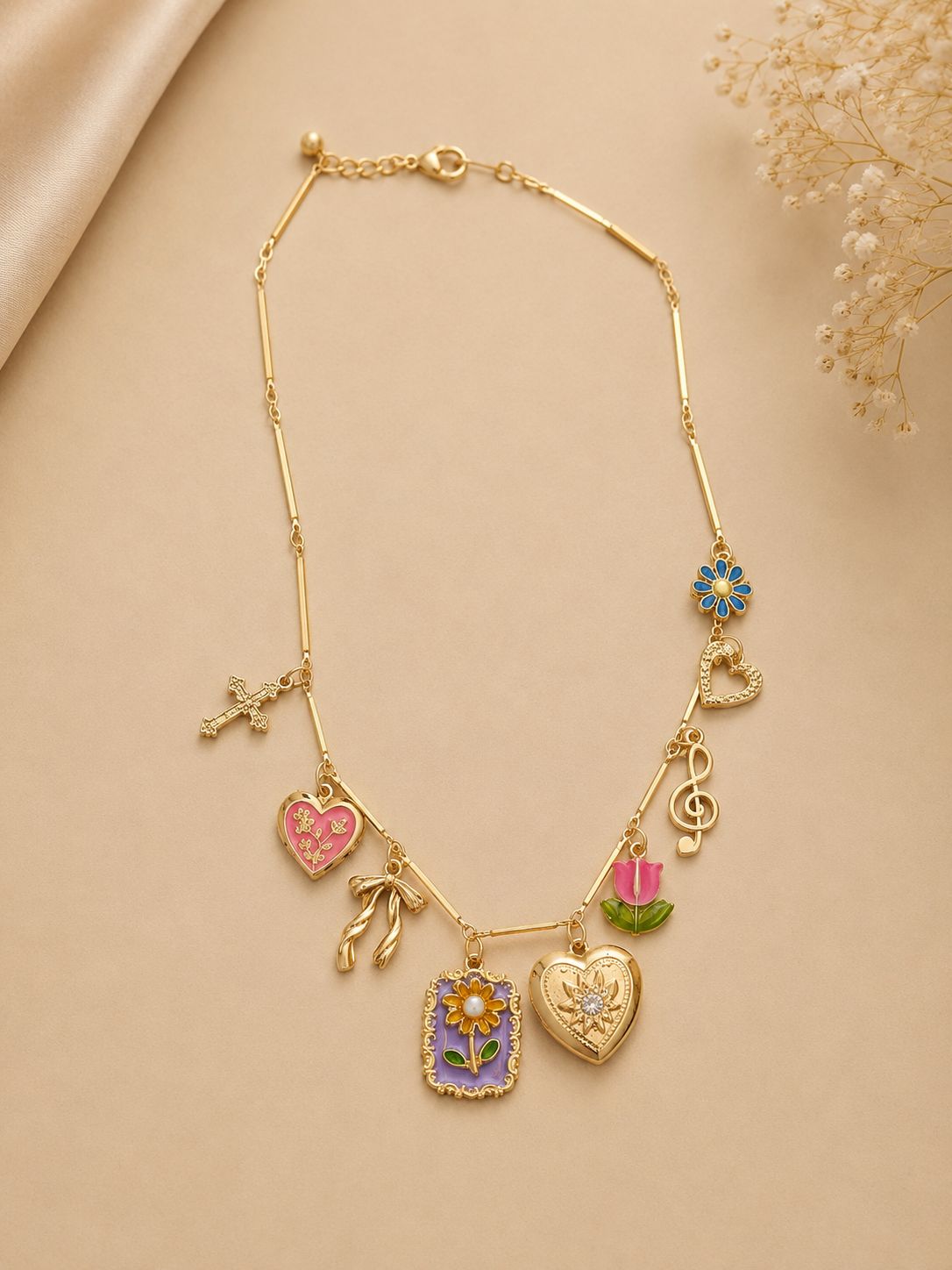 Collar charms de color dorado vibrante