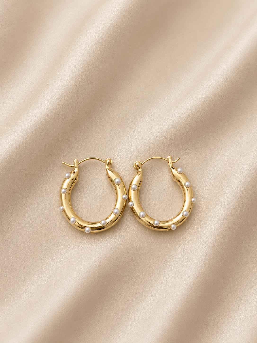 Pendientes Dorados Cl&aacute;sicos con Perla