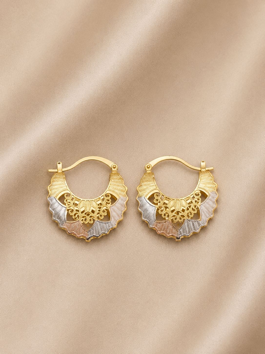 Pendientes dorados elegancia artesanal Meraki by Marta